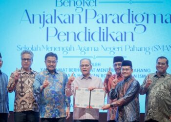 WAN Rosdy Wan Ismail ketika merasmikan Penutupan Bengkel Anjakan Paradigma Pendidikan SMAN di Putrajaya. - UTUSAN/FAIZ ALIF ZUBIR