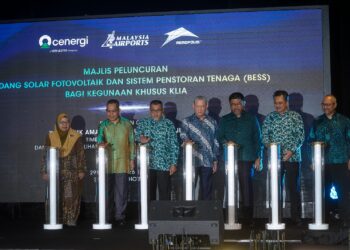 FADILLAH Yusof (tengah) ketika gimik pelancaran Projek BESS di KLIA. - UTUSAN/FAISOL MUSTAFA