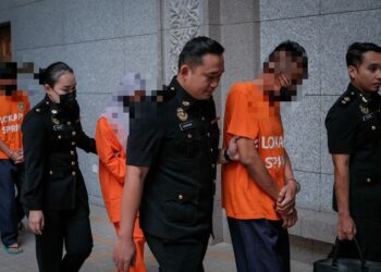 Ketua Pengarah, Timbalan Ketua Pengarah (Operasi) dan seorang penolong pegawai Jabatan Alam Sekitar (JAS) keluar dari Kompleks Mahkamah Putrajaya. - UTUSAN/FAIZ ALIF ZUBIR