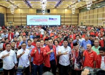 KUALA LUMPUR 3 JANUARI 2026 - Ketua Pemuda UMNO Malaysia, Datuk Dr Akmal Saleh berucap pada Konvensyen Khas Pemuda UMNO Malaysia berhubung hala tuju UMNO dalam Kerajaan Perpaduan di Dewan Tun Dr Ismail Pusat Dagangan Dunia (WTC) di sini, hari ini. - UTUSAN/FARIZ RUSADIO