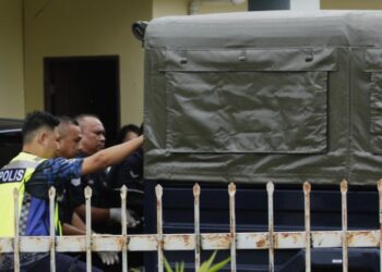 ANGGOTA polis membawa keluar kedua-dua jasad mangsa dari rumah mereka di Taman Mutiara, Jalan Brayun, Sri Aman semalam.