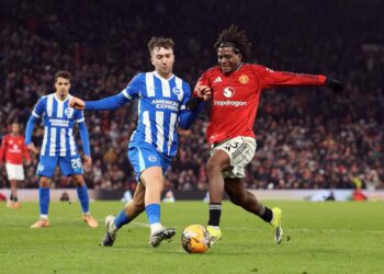 PEMAIN Manchester United, Patrick Dorgu mengasak pemain Brighton, Jack Hinshelwood pada aksi pusingan ketiga Piala FA di Old Trafford-AFP