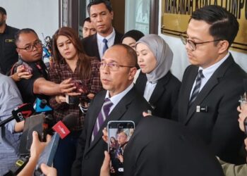 WAN Shaharuddin Wan Ladin semasa sidang akhbar di pekarangan Kompleks Mahkamah Kuala Lumpur.