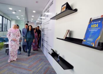 TUANKU Aishah Rohani Tengku Besar Mahmud melawat pejabat CMET selepas menyempurnakan perasmiannya di Hospital UCSI di Port Dickson semalam.-UTUSAN/ MOHD SHAHJEHAN MAAMIN.