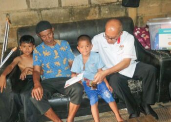 RAZIHAN Adzharuddin menyantuni keluarga Mat Noh Mohamed dan menyampaikan sumbangan ketika mengunjungi  rumah mereka di Felda Kota Gelanggi 4, Jerantut, Pahang. – UTUSAN/ SALEHUDIN MAT RASAD