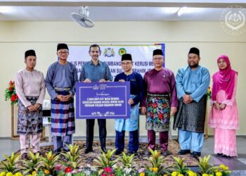 AVINDERJIT Singh (tiga dari kiri) menyampaikan sumbangan set kerusi dan meja kepada Md. Radhi di Sekolah Agama Taman Skudai, Johor Bahru.