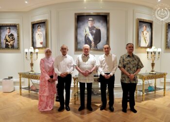 SULTAN Ibrahim ketika menerima menghadap Onn Hafiz dan Mohammed Ridha di Istana Pasir Pelangi, Johor Bahru, Johor hari ini. - FACEBOOK/SULTAN IBRAHIM SULTAN ISKANDAR