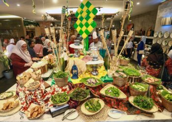 Pelbagai juadah masakan tradisi Melayu bercita rasa klasik sebagai hidangan utama berbuka puasa.