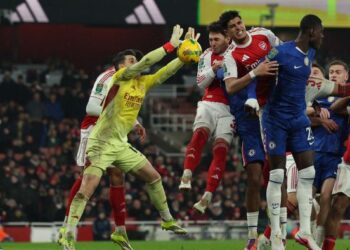 Penjaga gol Arsenal, Kepa Arrizabalaga berjaya menyelamatkan gawang daripada asakan penyerang Chelsea dalam aksi separuh akhir kedua Piala Liga di Stadium Emirates, London, semalam. - AFP