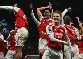 Pemain Arsenal meraikan kejayaan menewaskan Tottenham Hotspur sebaik wisel penamat dalam aksi Liga Perdana Inggeris di Stadium Hotspur, semalam. - AFP
