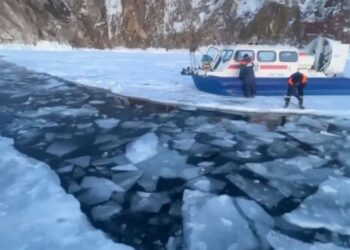 SEBUAH van tenggelam di dalam tasik paling dalam di dunia. - Foto Anadolu/Getty Images