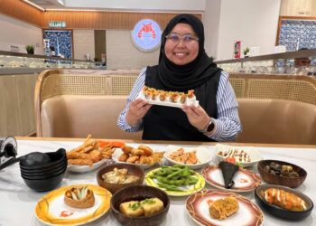 NUR Rabiatul Ramdah menunjukkan antara menu yang ada di Ding Sushi.