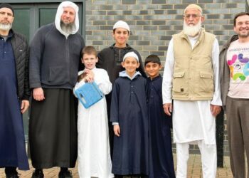 JOSHUA Harris (tiga dari kanan) bergambar bersama jemaah di Masjid Darussalam di Peterborough. 
–AGENSI