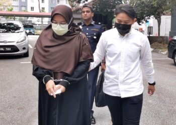 SITI Fairuz Omar dibawa ke Mahkamah Seremban hari ini bagi menghadapi pertuduhan menyalahgunakan harta milik orang lain. -UTUSAN / MOHD SHAHJEHAN MAAMIN