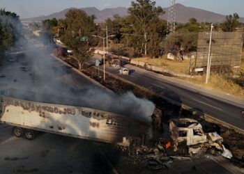 SEBUAH lori dibakar oleh kumpulan jenayah terancang sebagai tindak balas terhadap operasi untuk menangkap 
Nemesio. - Foto AFP