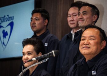 ANUTIN Charnvirakul (kanan) bercakap pada sidang akhbar di Bangkok semalam. - Foto AFP