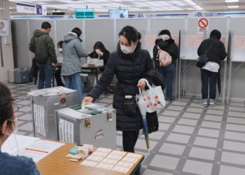 SEORANG pengundi mengundi di sebuah pusat pengundian di Tokyo hari ini. - Foto AFP