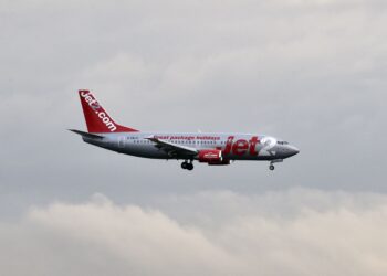 DUA penumpang diharamkan seumur hidup menaiki pesawat Jet2. - Foto AFP