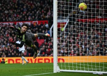 Penjaga gol Belgium Manchester United, Senne Lammens gagal menghalang jaringan kedua Fulham yang disumbangkan oleh pemain tengah Brazil, Kevin pada perlawanan Liga Perdana Inggeris (EPL) di Stadium Old Trafford, Manchester, lewat malam tadi. -  AFP