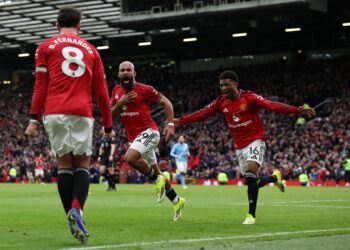 BRYAN Mbeumo meraikan jaringan bersama rakan sepasukan ketika menentang Tottenham di Old Trafford. - AFP