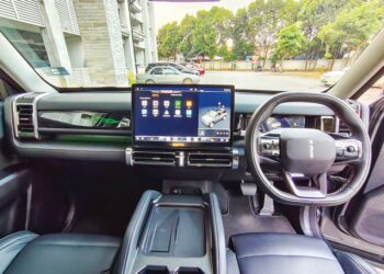 Skrin infotainmen kereta moden semakin canggih boleh mengganggu tumpuan pemandu.  - GAMBAR HIASAN