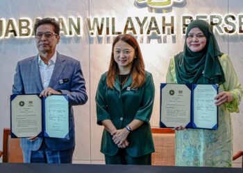 HANNAH Yeoh (tengah) menyaksikan MoU kerjasama strategik antara Ketua Pesuruhjaya SPRM, Tan Sri Azam Baki dengan Ketua Pengarah Jabatan Wilayah Persekutuan (JWP), Datuk Seri Noridah Abdul Rahim di Putrajaya. - UTUSAN/FAISOL MUSTAFA