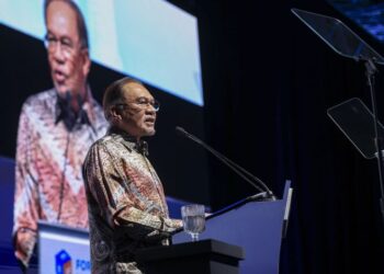 ANWAR Ibrahim ketika berucap pada Forum Ekonomi Malaysia 2026 (FEM 2026) di Pusat Konvensyen Kuala Lumpur (KLCC), hari ini. - UTUSAN/FARIZ RUSADIO