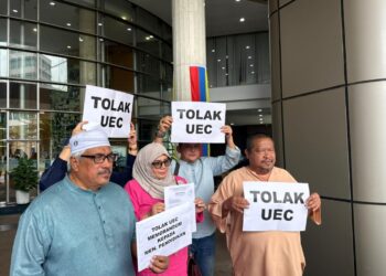 SESI penyerahan memorandum penolakan mutlak pengiktirafan UEC kepada Datuk Dr. Mohd. Azam Ahmad di KPM, Putrajaya. - UTUSAN/NURIN NABILAH