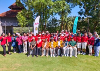 Pengasas Akademi Golf Tunas Bestari (TGBA), Tan Sri Muhyiddin Yassin bergambar bersama barisan peneraju, jurulatih dan peserta TGBA selepas majlis pelancarannya di Kelab Golf Tasik Puteri, Rawang, Selangor, hari ini.