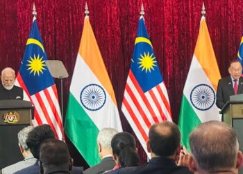 ANWAR Ibrahim dan Narendra Modi ketika sidang akhbar bersama di Kompleks Seri Perdana, Putrajaya.
