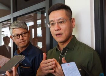 ZAIRIL Khir Johari (kanan) ketika ditemui pemberita di George Town, Pulau Pinang hari ini.-UTUSAN/DANIAL SAAD
