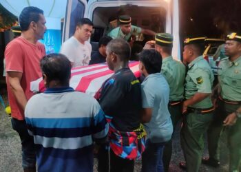 BEBERAPA anggota ATM dan ahli keluarga mengangkat jasad mendiang Truper K. Indiran ketika tiba di rumah mereka di Sungai Nibong, George Town, Pulau Pinang untuk diberikan penghormatan terakhir, awal pagi tadi.