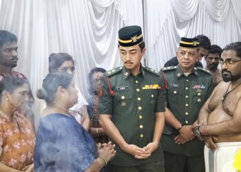 TENGKU Panglima Perang Pahang, Tengku Ahmad Ismail Mu’adzam Shah (tengah) ketika menziarahi keluarga mendiang, Truper K. Indiran di Taman Sri Nibong, George Town, Pulau Pinang hari ini.-UTUSAN/SAFINA RAMLI