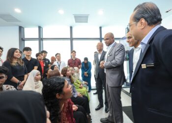 RAMANAN Ramakrishnan (tiga kanan) dan Dr. Mohammed Azman Aziz Mohammed (dua kanan) beramah mesra dengan pencari kerja pada Majlis Perasmian MyFuture Jobs Career Exploration Centre: Pusat Kerjaya Imersif Digital di NU Sentral, Kuala Lumpur hari ini. -UTUSAN/ FARIZ RUSADIO