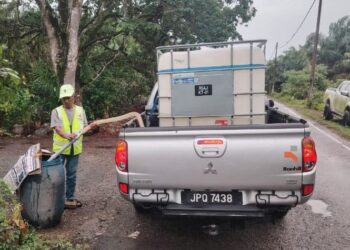 SAJ Ranhill menghantar bekalan air bersih kepada penduduk yang terjejas di lima mukim daerah Pontian.