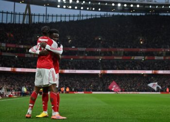 Noni Madueke (kiri) dan Bukayo Saka. -AFP