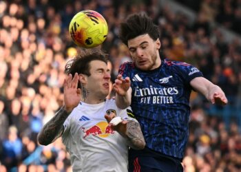 Pertahanan Leeds United dari Wales, Joe Rodon (kiri), bersaing merebut bola dengan pemain tengah Arsenal dari England, Declan Rice, dalam aksi Liga Perdana Inggeris antara Leeds United dan Arsenal di Elland Road, Leeds, utara England, hari ini. - AFP