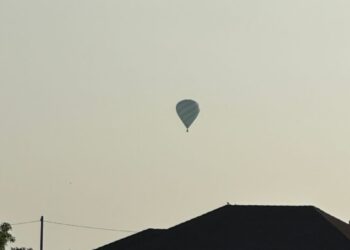 BELON udara panas yang diterbangkan tanpa kebenaran CAAM mendarat di sawah Kampung Pisang, Kota Sarang Semut bagi mengelak tersasar ke laut di Alor Setar, di sini. - IHSAN POLIS