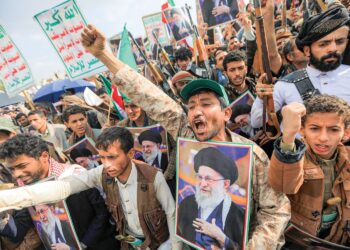 Penyokong Houthi di Yemen, kelmarin membantah tindakan Ameriksa Syarikat (AS) dan Israel yang membunuh Pemimpin Tertinggi Iran, Ayatollah Ali Khamenei.  – AFP