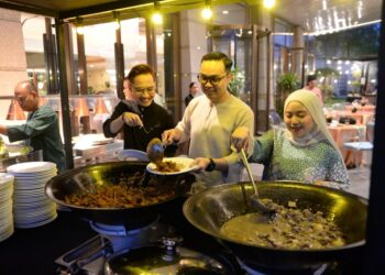 Suasana bufet Ramadan beserta pelbagai menu kegemaran yang disajikan seperti nasi Arab dan teh tarik istimewa ala kampung di Pulse Grande Hotel, Putrajaya.