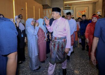 AHMAD Zahid Hamidi menyantuni warga kerja Felda ketika menghadiri Sesi Pertemuan Khas Bersama Pengurusan Tertinggi Felda di Menara Felda Kuala Lumpur hari ini. - UTUSAN/FARIZ RUSADIO