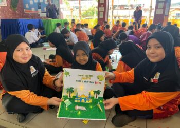MURID-murid menunjukkan kad raya yang dihasilkan sendiri di SK Putra, Kangar, Perlis semalam.- UTUSAN/ASYRAF MUHAMMAD