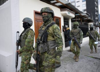 ANGGOTA tentera Ecuador meronda di hadapan kedutaan Cuba di Quito, kelmarin.- AFP