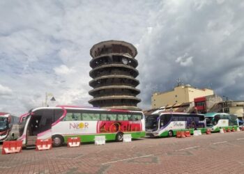 KENAIKAN harga diesel RM5.20 seliter telah memberi tekanan besar kepada pengusaha bas persiaran yang terpaksa menanggung peningkatan kos operasi.