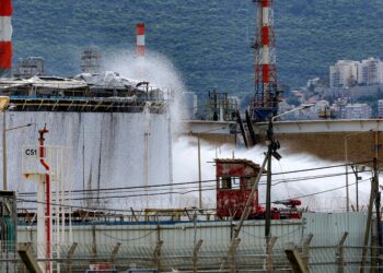 SEBUAH loji penapisan minyak meletup di Haifa hari ini. - AFP