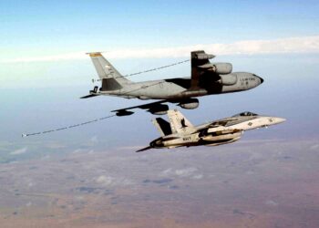 GAMBAR fail kapal KC-135 milik AS mengisi minyak jet F/A 18 Hornet. - AFP