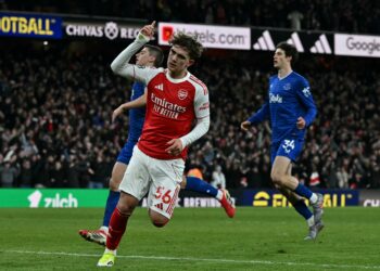 MAX Dowman meraikan jaringan kedua buat Arsenal pada aksi berdepan Everton di Stadium Emirates, awal pagi tadi.-AFP