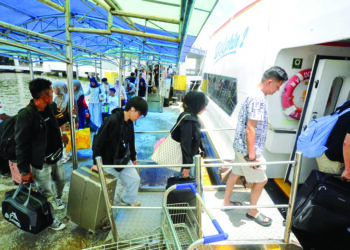 SEBAHAGIAN daripada penumpang warga Indonesia yang pulang beraya melalui  Terminal Feri Antarabangsa Stulang Laut, Johor Bahru dalam tinjauan semalam. - UTUSAN/RAJA JAAFAR ALI