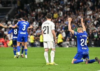 PEMAIN-Pemain Getafe meraikan kejayaan menewaskan  Real Madrid pada aksi La Liga di Santiago Bernabeu, awal pagi ini.-AFP
