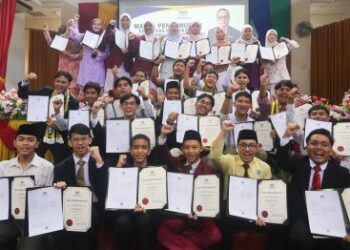 PELAJAR meraikan keputusan cemerlang SPM 2025. Ramai lepasan SPM memilih Tingkatan 6 apabila tawaran kursus pengajian ke universiti tidak menepati minat dan pelan kerjaya mereka. - GAMBAR HIASAN/PUQTRA HAIRRY
